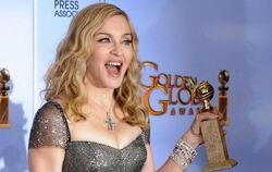 Madonna freut sich über ihren Golden Globe für den Song Masterpiece. Foto: Paul Buck