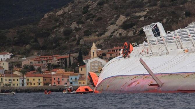Der Rumpf der »Costa Concordia« liegt vor der Insel Giglio. Die Suche nach weiteren Opfern des Schiffsunglücks geht weiter. F