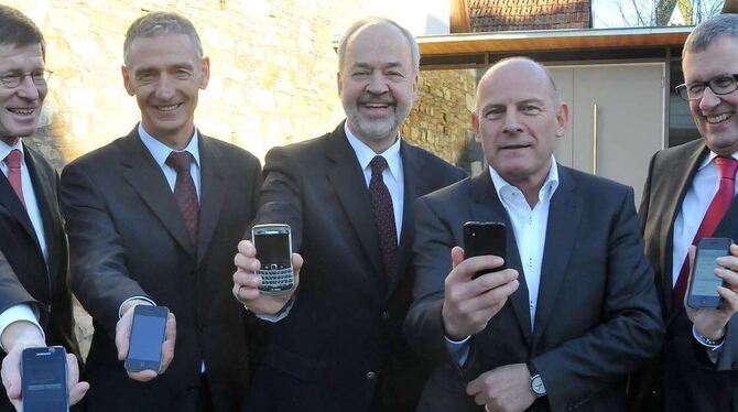 Haben die pünktlich zum zehnten Geburtstag des Verkehrsverbunds freigeschaltete »Naldo-App« schon auf ihre Smartphones geladen (