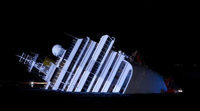 Ein gespenstisches Bild: Die angestrahlte Costa Concordia vor der Insel Giglio. Foto: Massimo Percossi