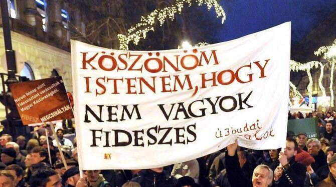Oppositionelle protestieren in Budapest gegen den weitreichenden politischen Umbau Ungarns durch die Regierung Orban. Foto: T
