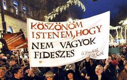 Oppositionelle protestieren in Budapest gegen den weitreichenden politischen Umbau Ungarns durch die Regierung Orban. Foto: T