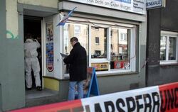 Polizeibeamte untersuchen nach einem Mord in Dortmund einen Kiosk auf Spuren. Foto: Nils Foltynowicz/Archiv