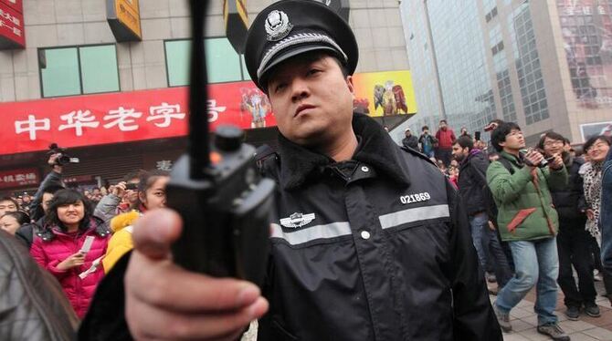 Polizisten unterdrücken Rufe nach »Jasmin-Protesten«. Foto: How Hwee Young/Archiv