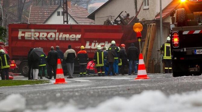 Feuerwehrmänner sichern in Meiningen das einsturzgefährdete Haus. Foto: Michael Reichel dpa