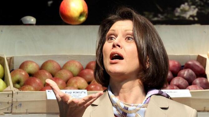 Bundeslandwirtschaftsministerin Ilse Aigner (CSU) jongliert auf der Grünen Woche mit einem Apfel. Foto: Wolfgang Kumm 