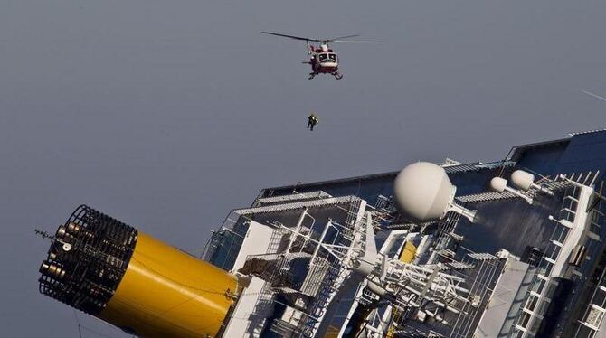Ein Hubschrauber über dem Wrack der »Costa Concordia«. Foto: Massimo Percossi