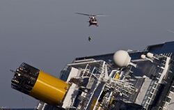 Ein Hubschrauber über dem Wrack der "Costa Concordia". Foto: Massimo Percossi