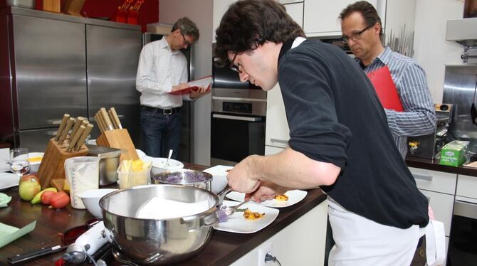 Der Reutlinger Simon Melchert gibt sich beim Anrichten richtig Mühe. FOTO: WAIBLINGER