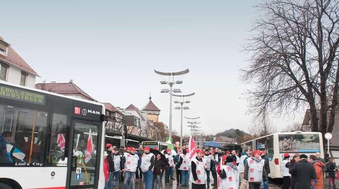 Keine Durchfahrt für Streikbrecher: RSV-Busfahrer und ihre Tübinger Kollegen stoppten gestern Mittag den Verkehr am ZOB. FOTO: T