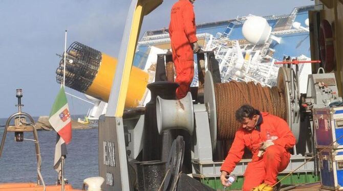 Elf Tage nach dem Unfall der Costa Concordia kann die Vorbereitung für das Abpumpen des Schweröls beginnen. Foto: Enzo Russo