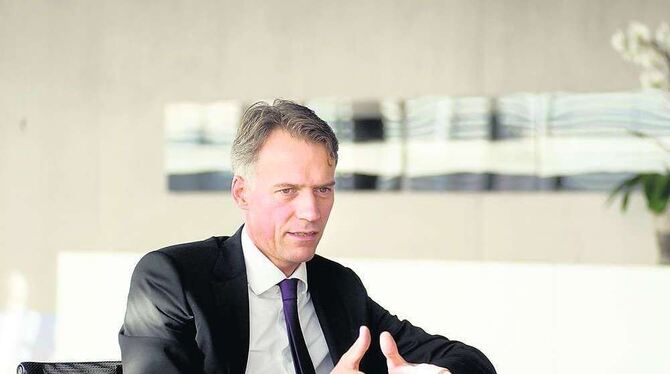 Claus-Dietrich Lahrs im Gespräch. FOTO: AG