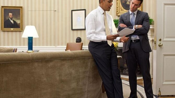 Barack Obama im Gespräch mit seinem Chef-Redenschreiber Jon Favreau im Oval Office in Washington. Foto: Official White House