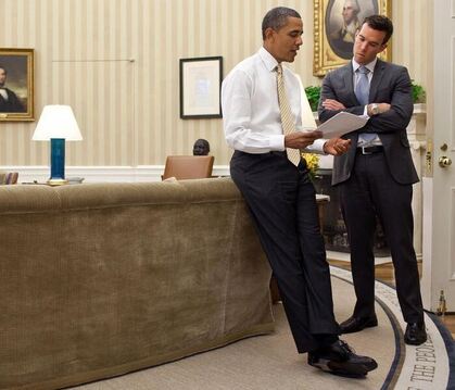 Barack Obama im Gespräch mit seinem Chef-Redenschreiber Jon Favreau im Oval Office in Washington. Foto: Official White House 