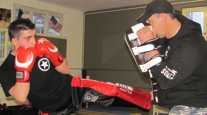 Özkan Özbakir (links) bereitet sich mit Trainer Mike Welsch derzeit auf den Kampf um die Weltmeisterschaft im März in Florida vo Özkan Özbakir (links) bereitet sich mit Trainer Mike Welsch derzeit auf den Kampf um die Weltmeisterschaft im März in Florida vo