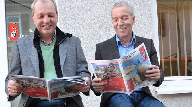 Noch hocken Martin Kissling und Ulrich Vöhringer (von links) auf dem VHS-Programm. Morgen wird es an die Haushalte verteilt. GEA Noch hocken Martin Kissling und Ulrich Vöhringer (von links) auf dem VHS-Programm. Morgen wird es an die Haushalte verteilt. GEA