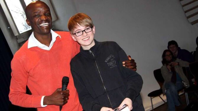 Autor Philip Oprong Spenner mit Lukas Werner, einem seiner Zuhörer in Münsingen, der hier die neunte Klasse der Gustav-Mesmer-Re