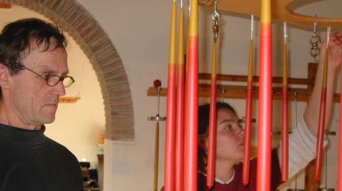 Amadé Ritter (links) hat die Kerzenwerkstatt vor elf Jahren in der »Casa Sole«, einer Einrichtung der Jugendhilfe, aufgebaut. Je Amadé Ritter (links) hat die Kerzenwerkstatt vor elf Jahren in der »Casa Sole«, einer Einrichtung der Jugendhilfe, aufgebaut. Je