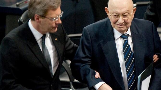 Bundespräsident Christian Wulff führt den sichtlich angeschlagenen Marcel Reich-Ranicki in den Bundestag. Foto: Sebastian Kahner