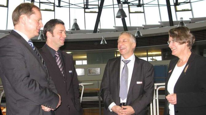 Reutlingens Finanzamts-Vorsteherin Sigrid Brucker-Maschke mit ihrem Tübinger Pendant Dieter Möhler (Zweiter von rechts), IHK-Ber Reutlingens Finanzamts-Vorsteherin Sigrid Brucker-Maschke mit ihrem Tübinger Pendant Dieter Möhler (Zweiter von rechts), IHK-Ber