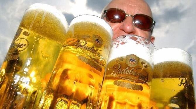 Die Zahl der Biertrinker schrumpft von Jahr zu Jahr. 2011 war zudem der Sommer verregnet. Die Brauindustrie zeigt sich trotzdem
