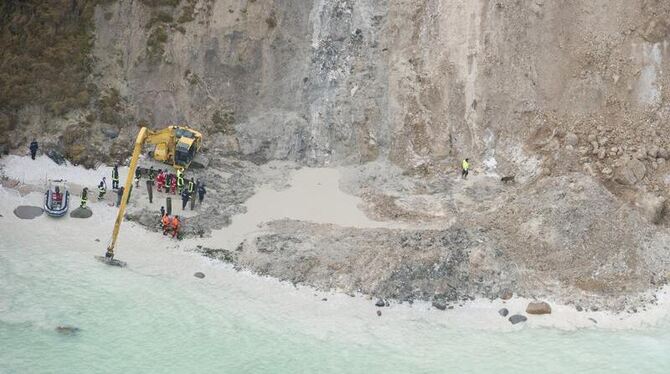 Ein Spezialbagger und ein Hundeführer suchen am 08.01.2012 am Kap Arkona auf Rügen nach der zehnjährigen Katharina aus Nordbrand
