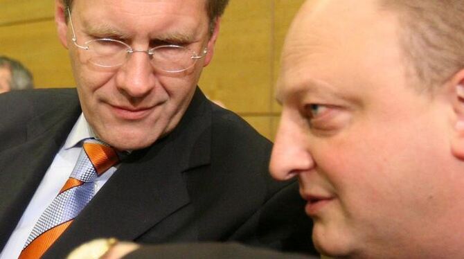 Der damalige niedersächsische Ministerpräsident Christian Wulff und sein Pressesprecher Olaf Glaeseker Foto: Jochen Lübke/Archi Der damalige niedersächsische Ministerpräsident Christian Wulff und sein Pressesprecher Olaf Glaeseker Foto: Jochen Lübke/Archi