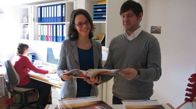 Neues Programm, neue Mitarbeiterin: VHS-Leiter Martin Hikel mit seiner Stellvertreterin Katrin Petodnig und Sekretärin Adelheid Neues Programm, neue Mitarbeiterin: VHS-Leiter Martin Hikel mit seiner Stellvertreterin Katrin Petodnig und Sekretärin Adelheid