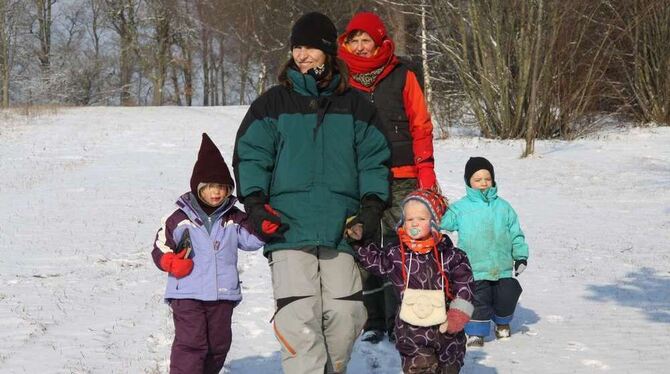 Tina Lippert und Barbara Pelgen genießen mit Leon, Emma und Victoria die Winterlandschaft. GEA-FOTO: MERKLE Tina Lippert und Barbara Pelgen genießen mit Leon, Emma und Victoria die Winterlandschaft. GEA-FOTO: MERKLE