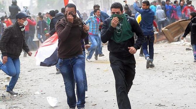Demonstranten ergreifen nach einer Tränengasattacke in Kairo die Flucht. Foto: Mohamed Omar