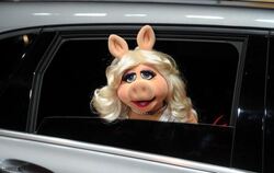 Miss Piggy kommt standesgemäß zur Verleihung der Golden Kamera. Foto: Jens Kalaene