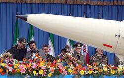 Der iranische Präsident Mahmud Ahmadinedschad (2. v.l.) bei einer Parade zum Tag der Armee. Foto: Abedin Taherkenareh