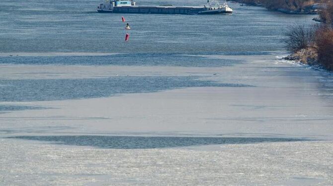 Ein Schiff im Main-Donau-Kanal: Eisschollen behindern derzeit den Schiffsverkehr. Foto: Armin Weigel