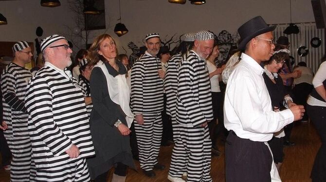 Das Motto »Party tonight in Black and White« führte im Uracher Gemeindehaus zu einer Ansammlung von Häftlingskleidung.