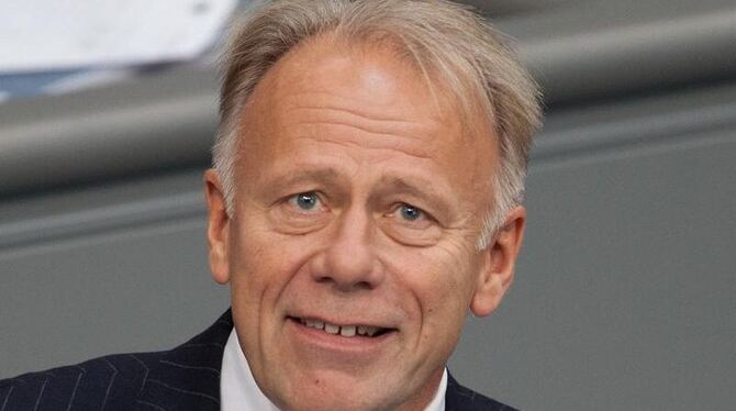 Nach Ansicht von Jürgen Trittin verletzt der gemeinsame TV-Auftritt von Merkel und Sarkozy die für eine Bundeskanzlerin "gebo Nach Ansicht von Jürgen Trittin verletzt der gemeinsame TV-Auftritt von Merkel und Sarkozy die für eine Bundeskanzlerin "gebo