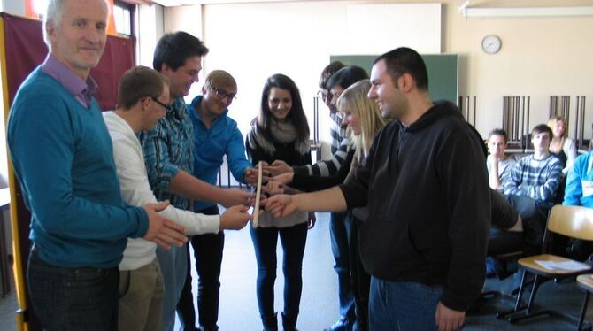 Martin Moser (links) hat den »Geppetto«-Mitarbeitern an der Beruflichen Schule in Münsingen nicht nur Pedalo-Spielgeräte mitgebr