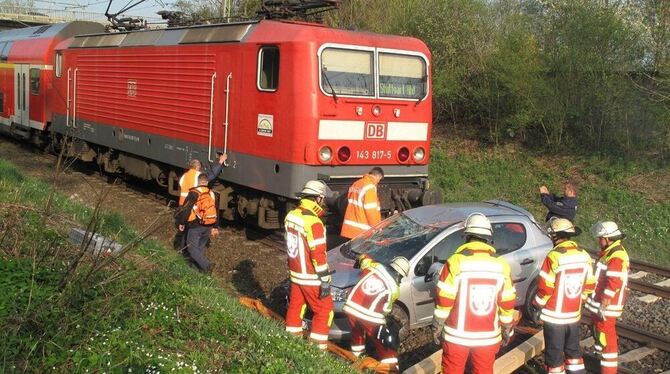 Ungewöhnlicher Einsatz für die Metzinger Feuerwehr im Frühjahr 2011: Ein Auto war von einem Zug erfasst worden. Die Wehr leistet