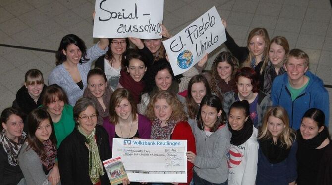 Der Sozialausschuss des BZN-Gymnasiums in Rommelsbach unterstützt Simon Kirschner aus Dörnach (rechts im blauen Kapuzenpulli), d Der Sozialausschuss des BZN-Gymnasiums in Rommelsbach unterstützt Simon Kirschner aus Dörnach (rechts im blauen Kapuzenpulli), d