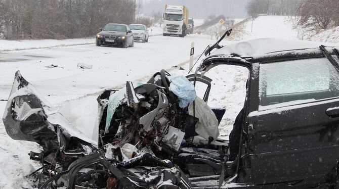 Völlig zerstört wurde das Auto einer 27-jährigen Münsingerin beim Zusammenstoß mit einem Lastzug.