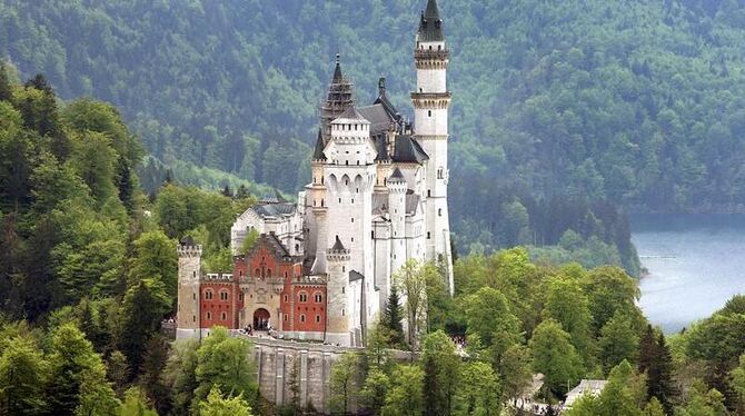 Das Schloss Neuschwanstein bei Füssen zählt nach wie vor zu den berühmtesten Sehenswürdigkeiten Deutschlands und lockt viele