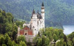 Das Schloss Neuschwanstein bei Füssen zählt nach wie vor zu den berühmtesten Sehenswürdigkeiten Deutschlands und lockt viele 
