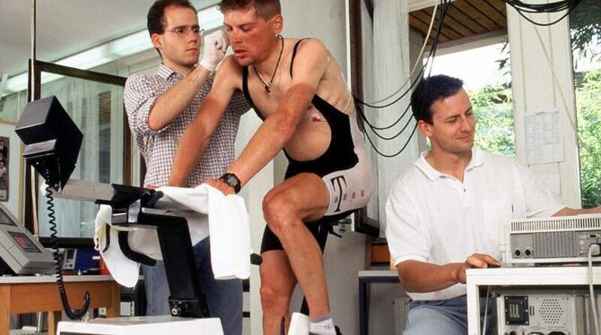 Jan Ullrich 1998 bei einem Belastungstest auf einem Ergometer in der Uniklinik Freiburg. Foto: Gero Breloer Jan Ullrich 1998 bei einem Belastungstest auf einem Ergometer in der Uniklinik Freiburg. Foto: Gero Breloer