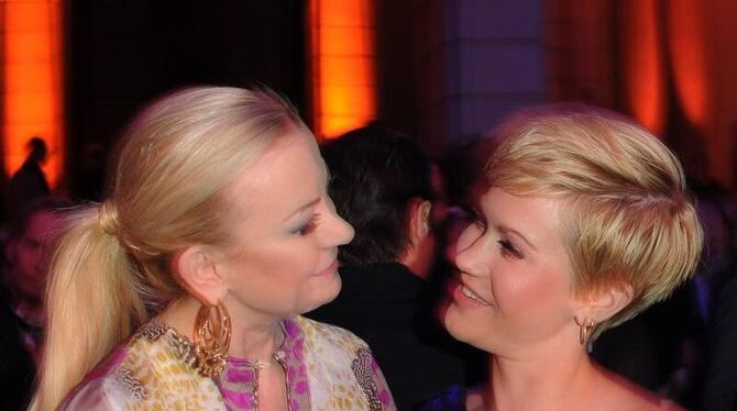Auf der »Blue Hour« der ARD trafen Jenny Elvers-Elbertzhagen (L) und  Wolke Hegenbarth aufeinander. Photo: Jens Kalaene