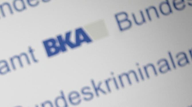 Der Schriftzug des Bundeskriminalamts (BKA) während einer Pressekonferenz in Wiesbaden.