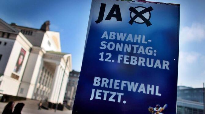 Ein Plakat, das zur Teilnahme am Abwahlverfahren des Duisburger Oberbürgermeisters Sauerland auffordert. Foto: Oliver Berg
