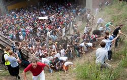 Tausende Raver drängen sich am 24.07.2010 in und vor dem Tunnel in Duisburg, in dem sich eine Massenpanik ereignet hat. Foto: