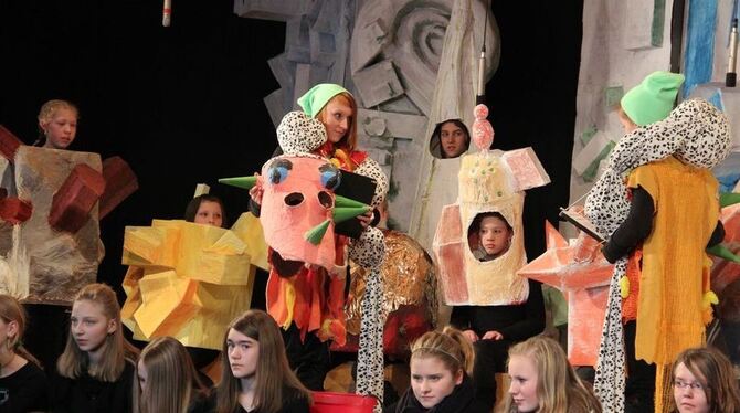 Kennst du die Ursuppe? Annabell Burkhardt brachte sie im Musical des Münsinger Unterstufenchors auf die Bühne. Im Hintergrund ei Kennst du die Ursuppe? Annabell Burkhardt brachte sie im Musical des Münsinger Unterstufenchors auf die Bühne. Im Hintergrund ei