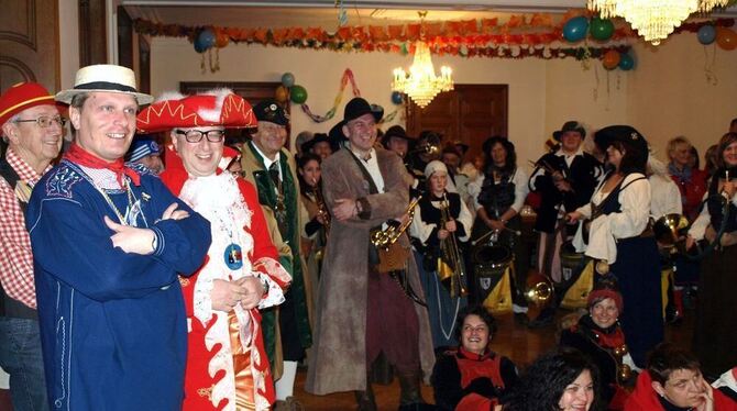 MdB Thomas Bareiß stellte sich im Blauhemd neben den Schlossherrn, Bürgermeister Holger Jerg, und unter das Narrenvolk. FOTO: BU