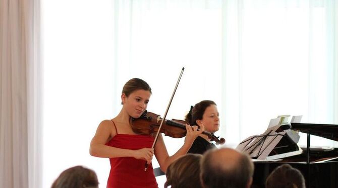 Paulina Krauter spielte beim 198. Matinee-Konzert der Kreissparkasse Reutlingen im Dettinger Bürgerhaus am Anger. Am Flügel begl