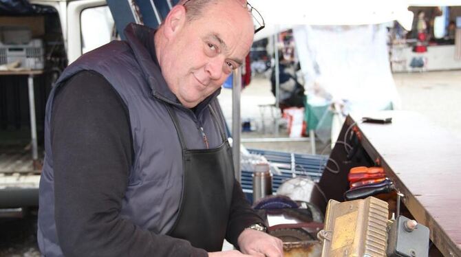 Matthias Schwarz, Scherenschleifer aus Sondelfingen, gestern auf dem Metzinger Krämermarkt. FOTO: WALZ